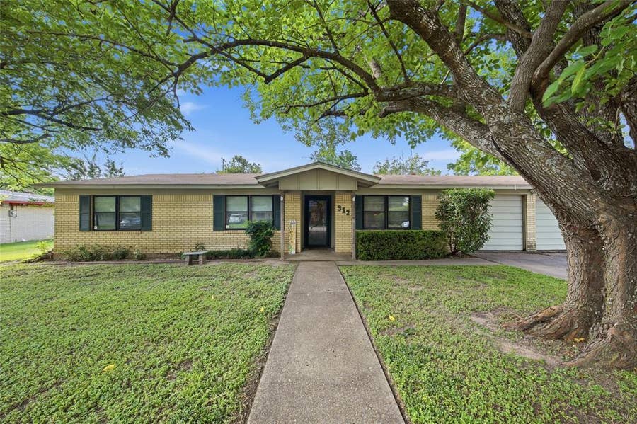 Property photo for 912 W Elizabeth Drive, Robinson, TX
