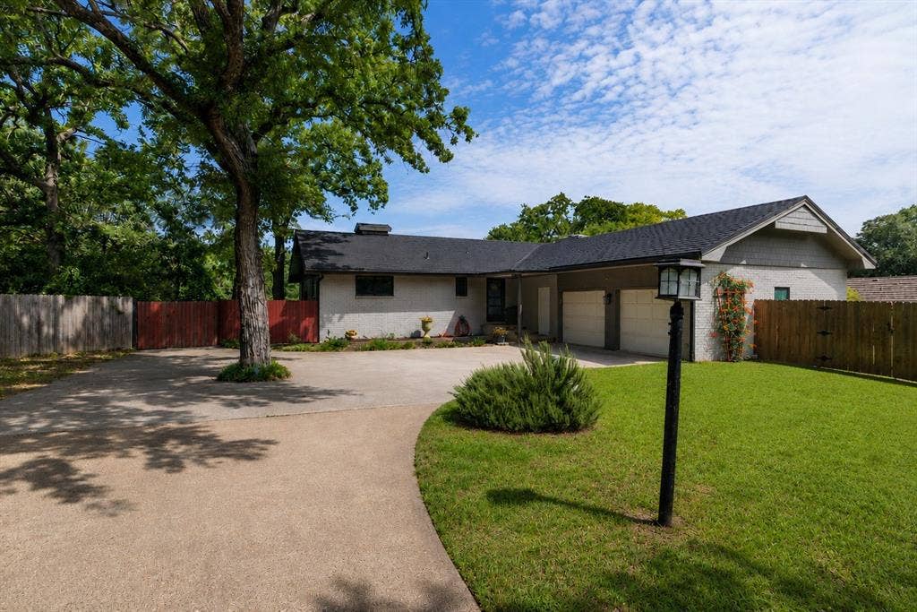 205 Timberlake Drive, Azle, TX 76020 Plenty of parking