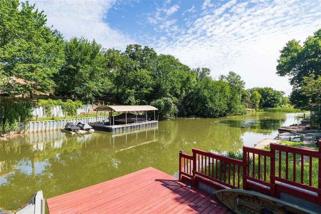 205 Timberlake Drive, Azle, TX 76020 Geese and ducks make the rounds twice a day