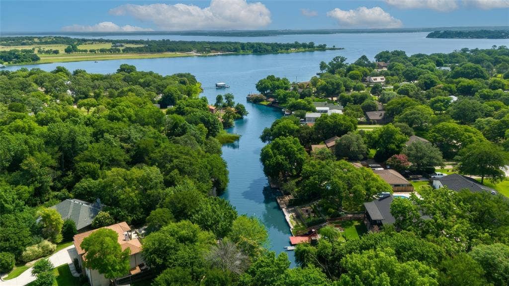205 Timberlake Drive, Azle, TX 76020 Minutes away from main body