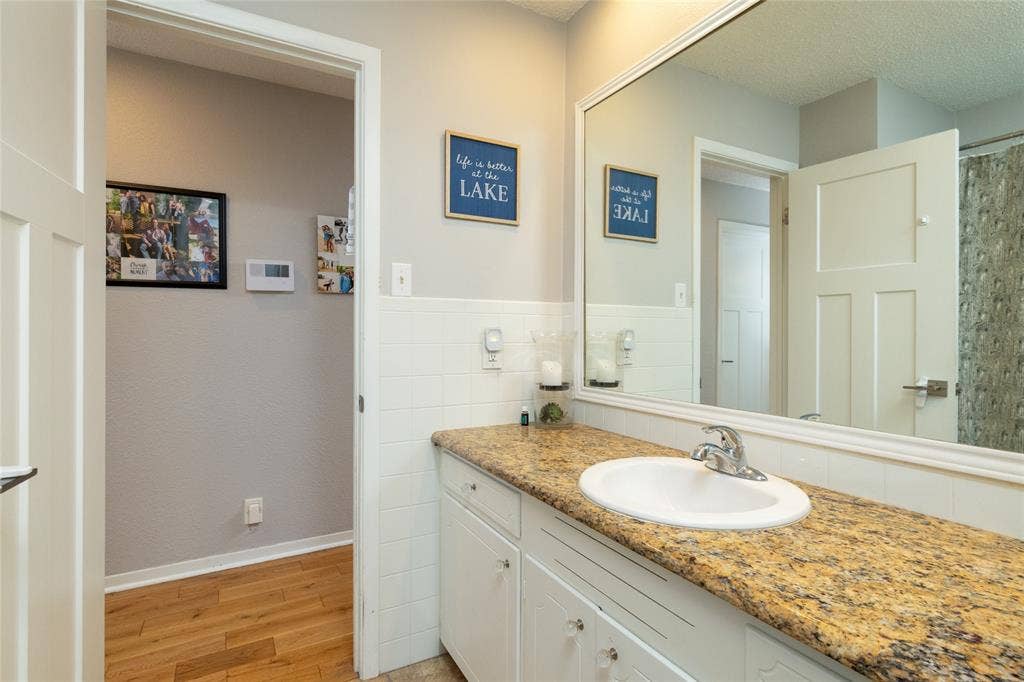 205 Timberlake Drive, Azle, TX 76020 Full hall bath