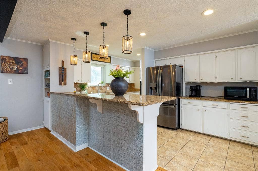 205 Timberlake Drive, Azle, TX 76020 Breakfast bar