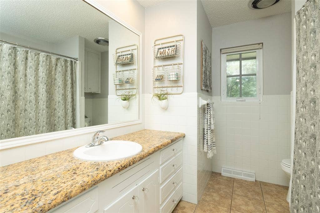 205 Timberlake Drive, Azle, TX 76020 Clean, sleek look