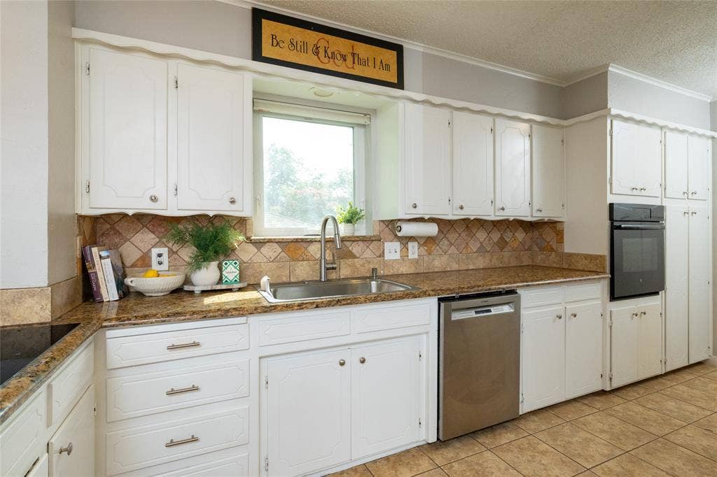 205 Timberlake Drive, Azle, TX 76020 So many cabinets
