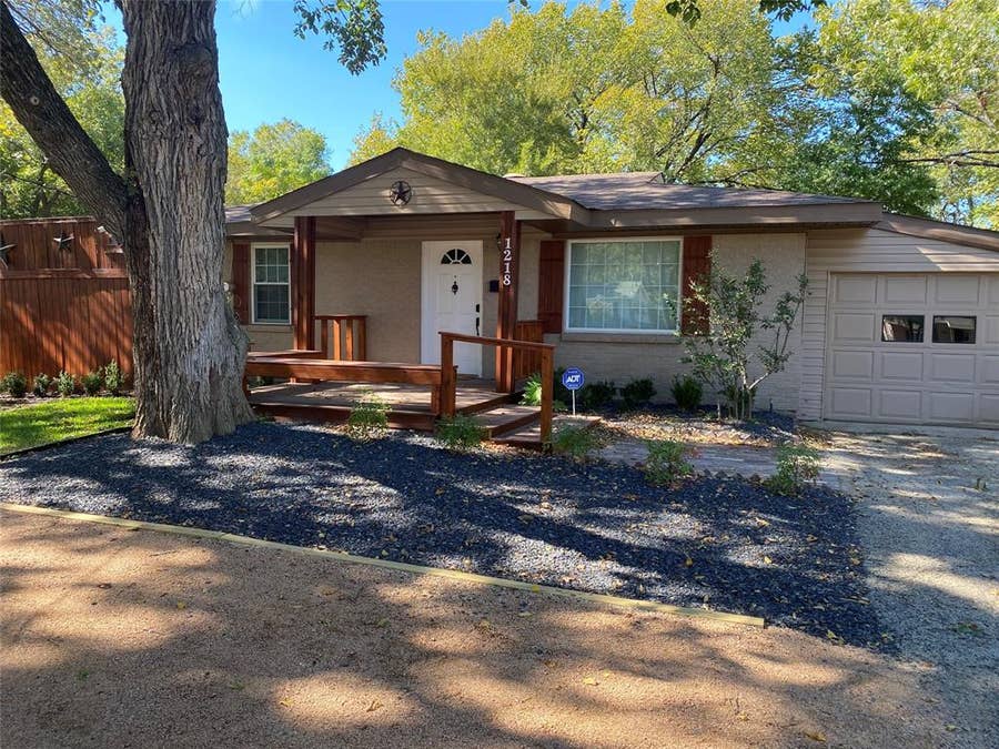 Property photo for 1218 N Center Street, Arlington, TX