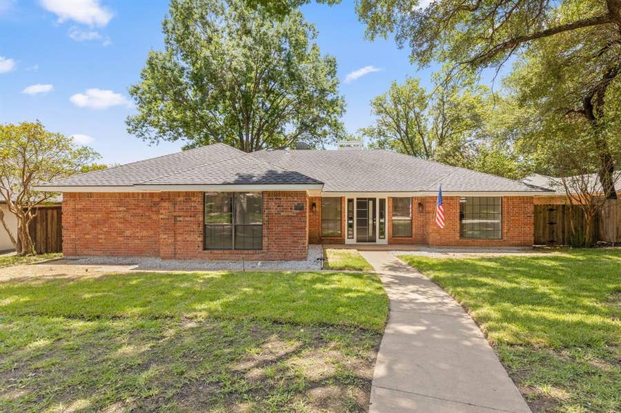 Property photo for 1202 Fawn Ridge Drive, Duncanville, TX