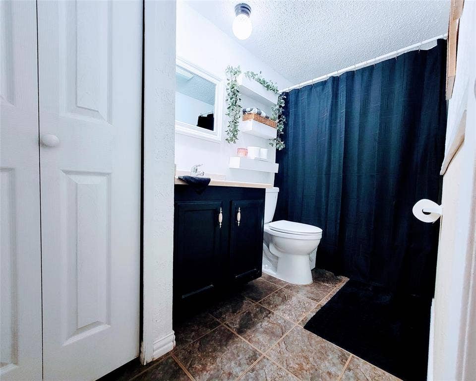 5828 Sidewinder Trail, Fort Worth, TX 76131 Hall Bathroom with Linen Closet