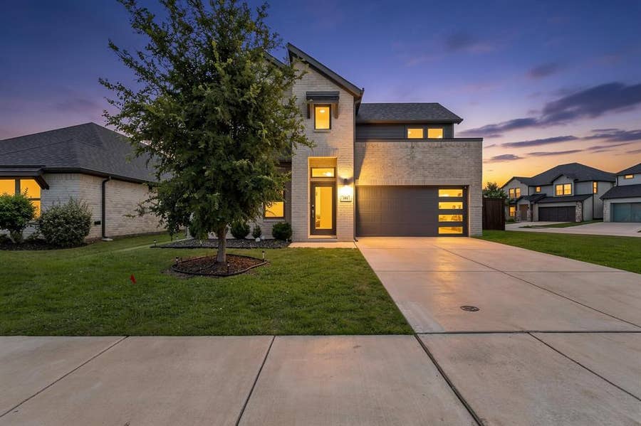 Property photo for 352 Boone Drive, Waxahachie, TX