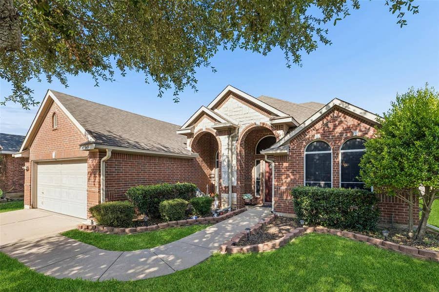 Property photo for 949 Chestnut Lane, Saginaw, TX