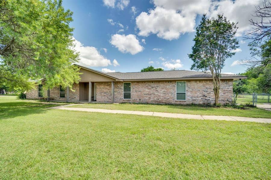 Property photo for 112 Burkett Lane, Pecan Hill, TX