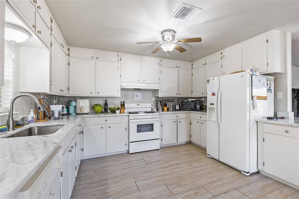 3804 Sandy Beach Drive, Granbury, TX 76049 3804 Sandy Beach Drive, Granbury, TX 76049