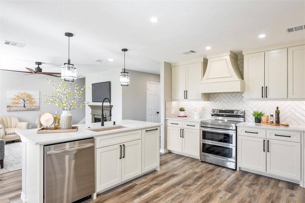 1123 Caroline Drive, Princeton, TX 75407 Brand New Custom Cabinets with soft close doors, drawers and many custom features