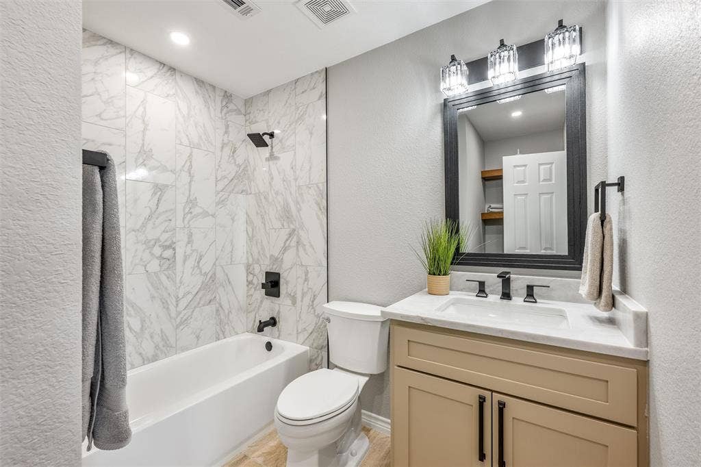 1123 Caroline Drive, Princeton, TX 75407 Upstairs bath #2