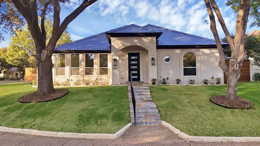 Property photo for 1913 Crockett Circle, Irving, TX