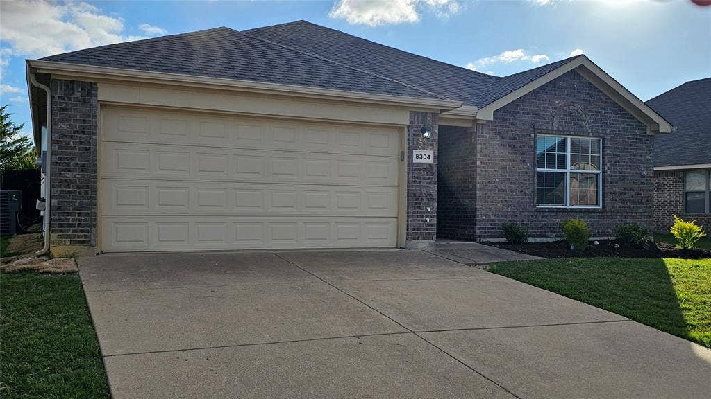 8304 Mossberg Drive, Arlington, TX 76002 8304 Mossberg Drive, Arlington, TX 76002
