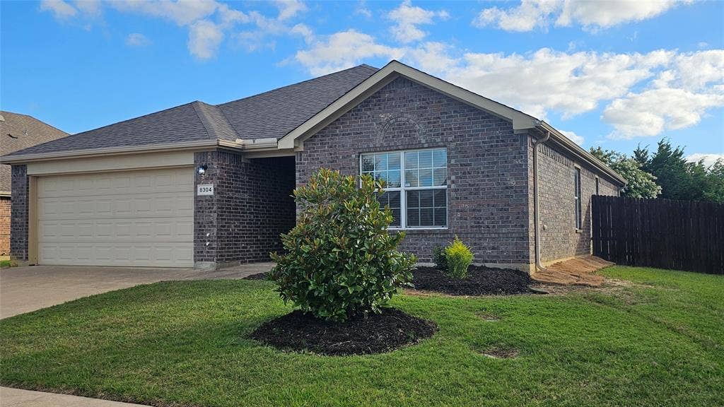 8304 Mossberg Drive, Arlington, TX 76002 8304 Mossberg Drive, Arlington, TX 76002