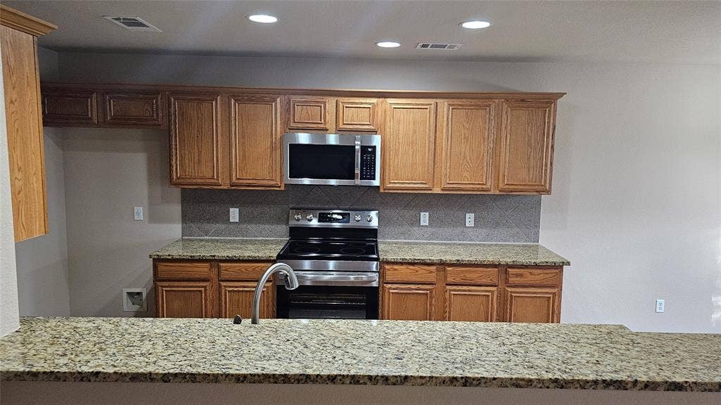 8304 Mossberg Drive, Arlington, TX 76002 8304 Mossberg Drive, Arlington, TX 76002