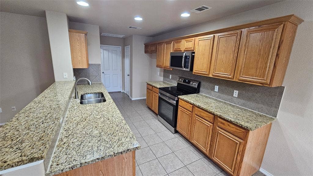 8304 Mossberg Drive, Arlington, TX 76002 8304 Mossberg Drive, Arlington, TX 76002