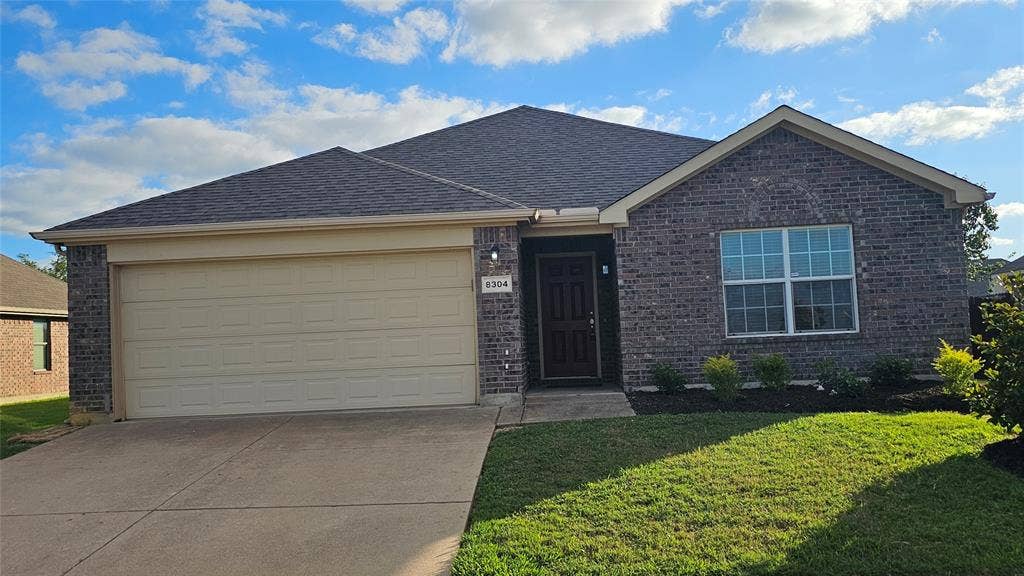8304 Mossberg Drive, Arlington, TX 76002 8304 Mossberg Drive, Arlington, TX 76002