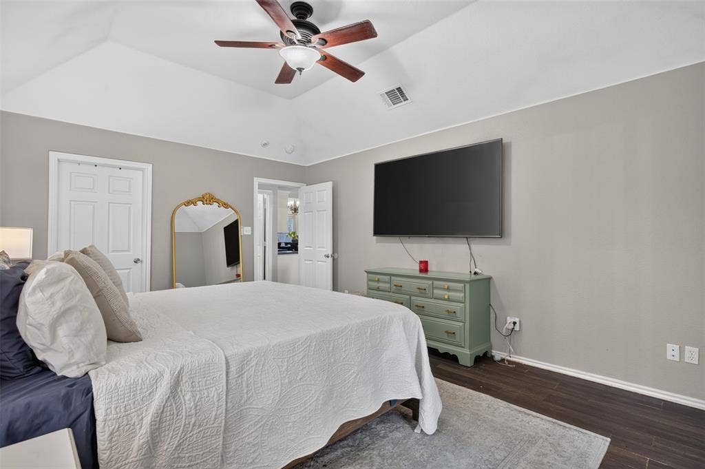 Vaulted ceiling with a ceiling fan
