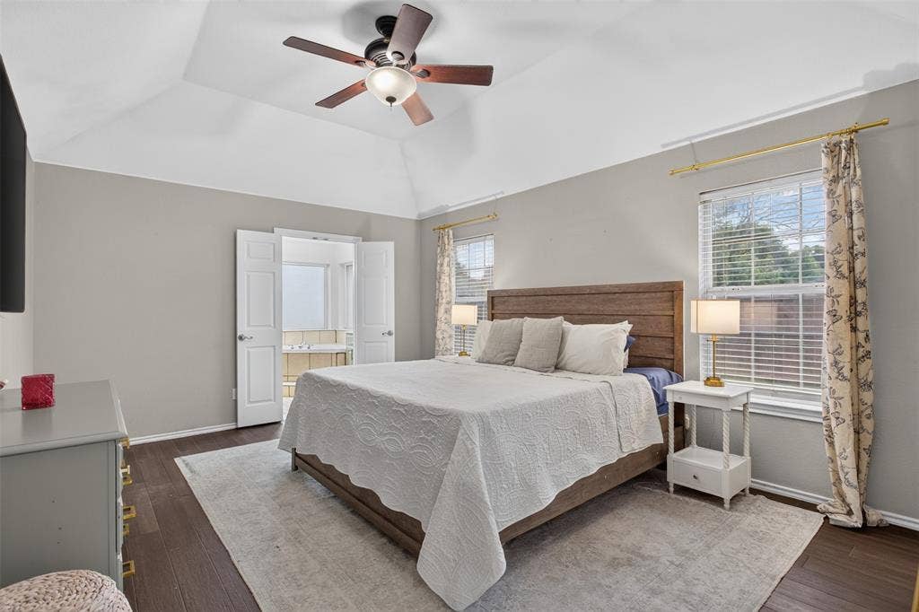 Vaulted ceiling with a ceiling fan