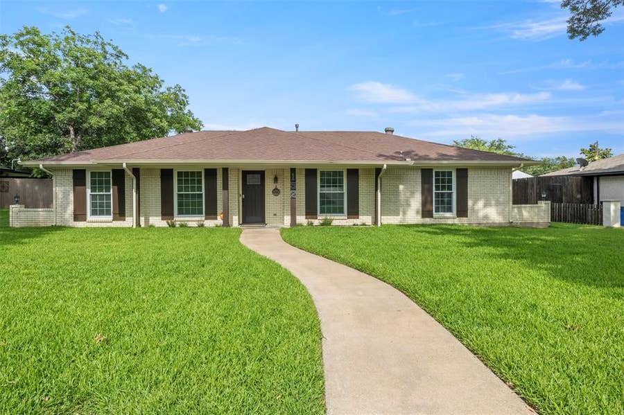 Property photo for 152 Stardust Lane, DeSoto, TX