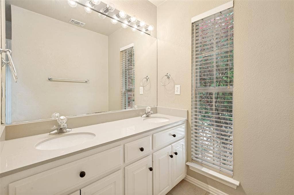 2820 Creek Bend, McKinney, TX 75072 Second full bath upstairs complete with tub & shower.