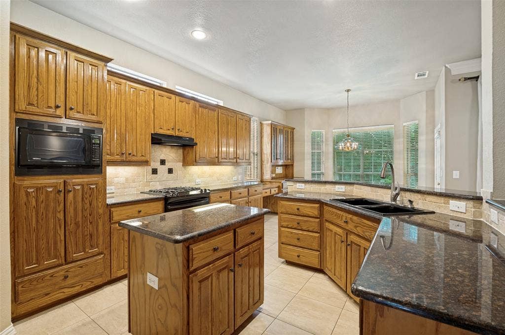 2820 Creek Bend, McKinney, TX 75072 Custom cabinets, granite counter tops, dual sink and a gas stove is perfect for the chef.