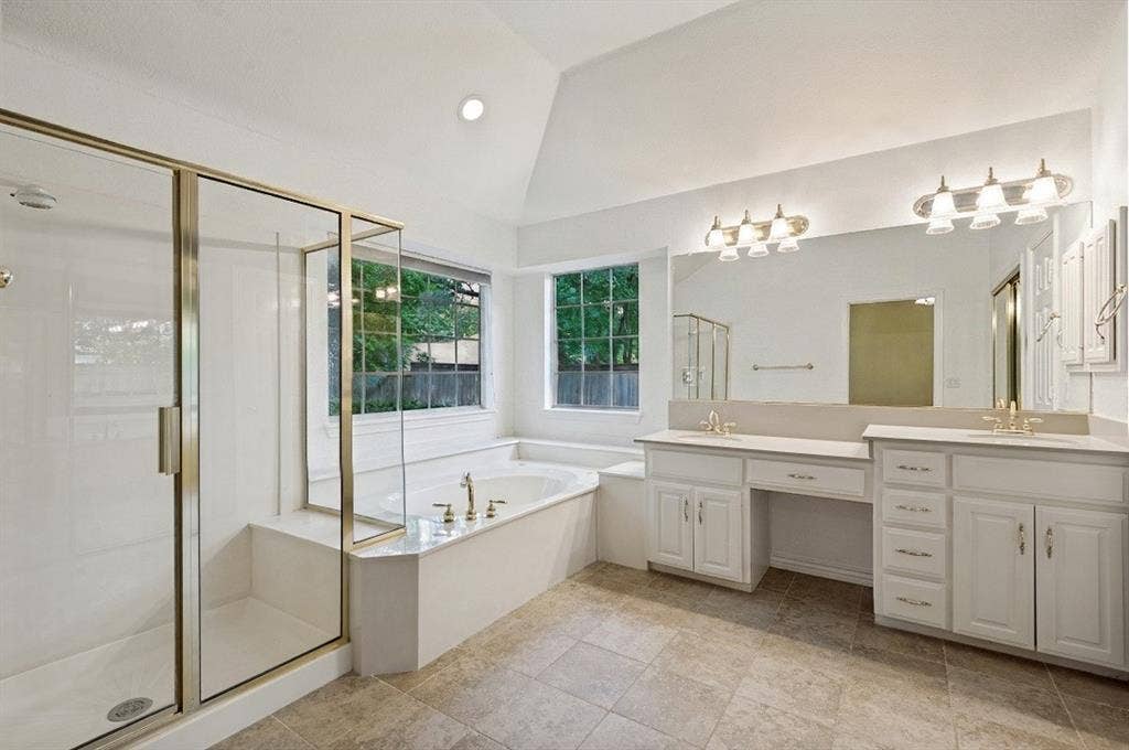 2820 Creek Bend, McKinney, TX 75072 Dual vanities,tub and separate shower