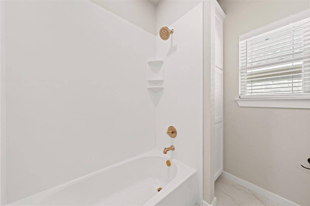 9824 Durango Trail, Waco, TX 76712 Bathroom