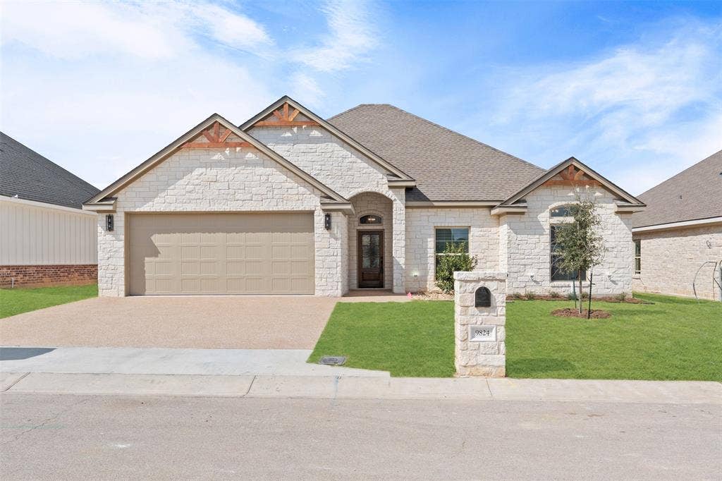 9824 Durango Trail, Waco, TX 76712 Front house