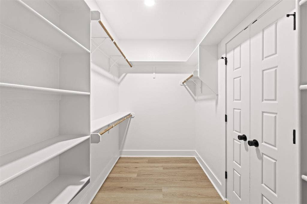 9820 Durango Trail, Waco, TX 76712 Walk in closet