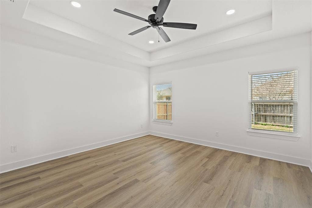 9820 Durango Trail, Waco, TX 76712 Spacious room with a tray ceiling, recessed lighting, and a matte black ceiling fan