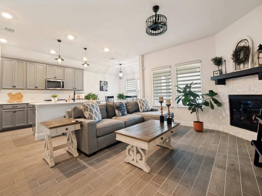 5120 Valley Forge Drive, Denton, TX 76207 5120 Valley Forge Drive, Denton, TX 76207
