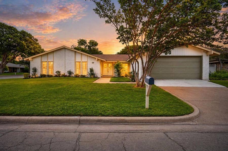 Property photo for 15745 Havenrock Circle, Dallas, TX