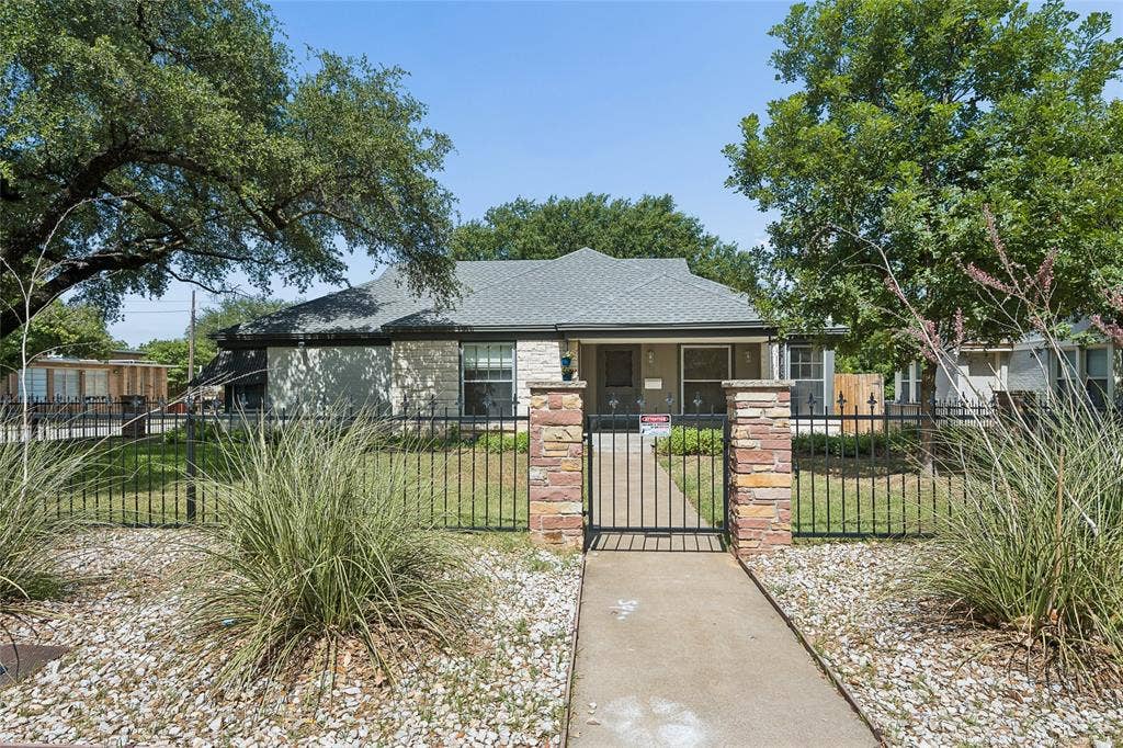 3616 Harwen Terrace, Fort Worth, TX 76109 Fully fenced and great curb appeal