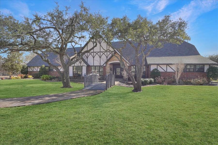 Property photo for 604 S Hampton Road, Oak Leaf, TX