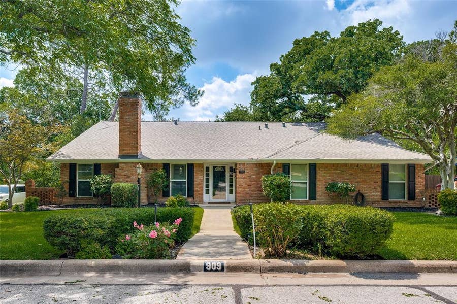 Property photo for 909 Edgecliff Drive, Bedford, TX