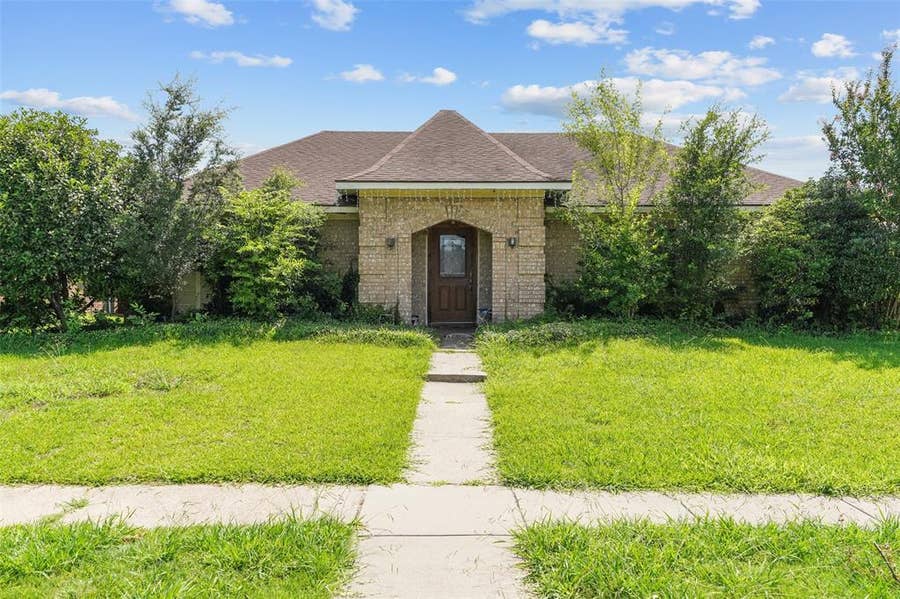 Property photo for 106 E Schreiber Street, Garland, TX