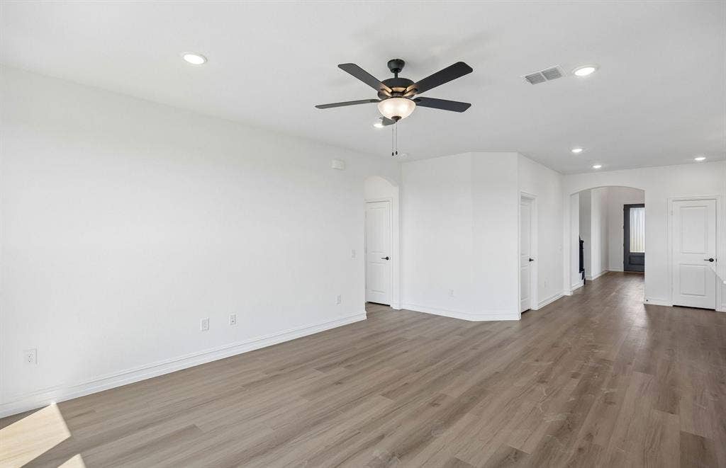 4145 Gonzales Drive, McKinney, TX 75071 Spacious living room