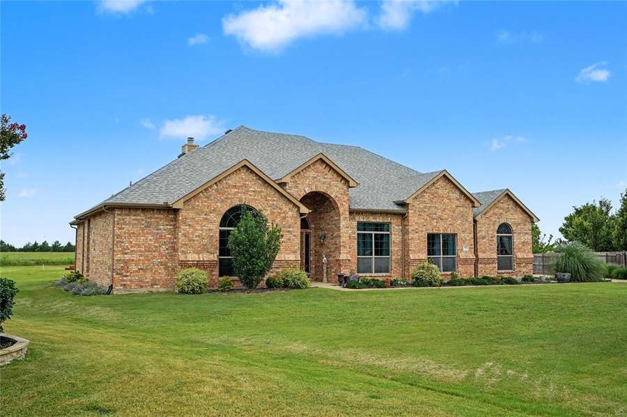 Property photo for 178 Chazlynn Court, Waxahachie, TX