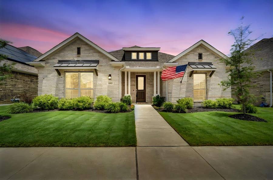 Property photo for 2212 Vista Way, Waxahachie, TX