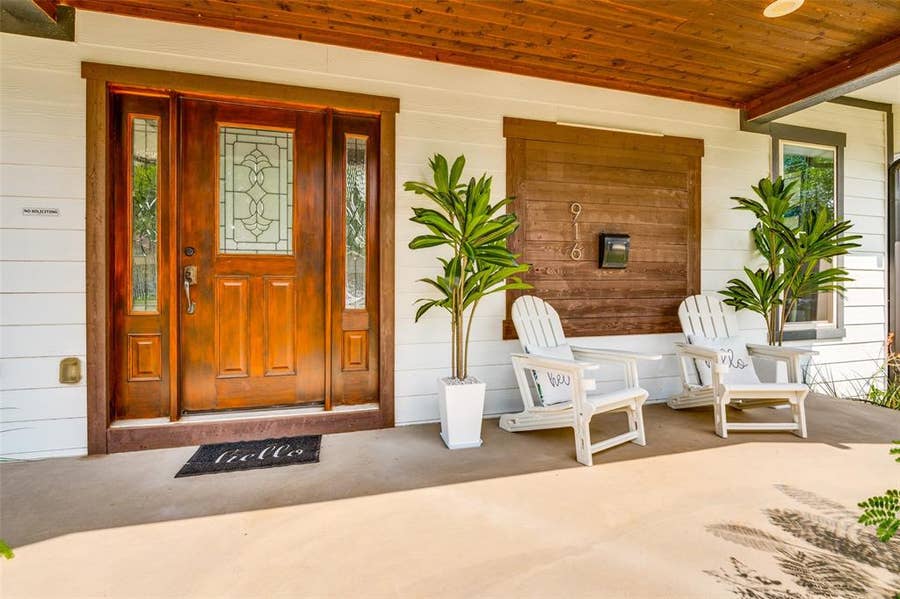 Property photo for 916 S Montreal Avenue, Dallas, TX