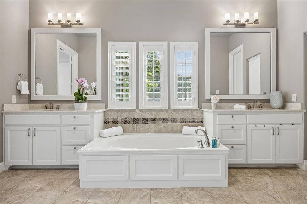 3611 Hickory Grove Lane, Frisco, TX 75033 Downstairs Primary Bath