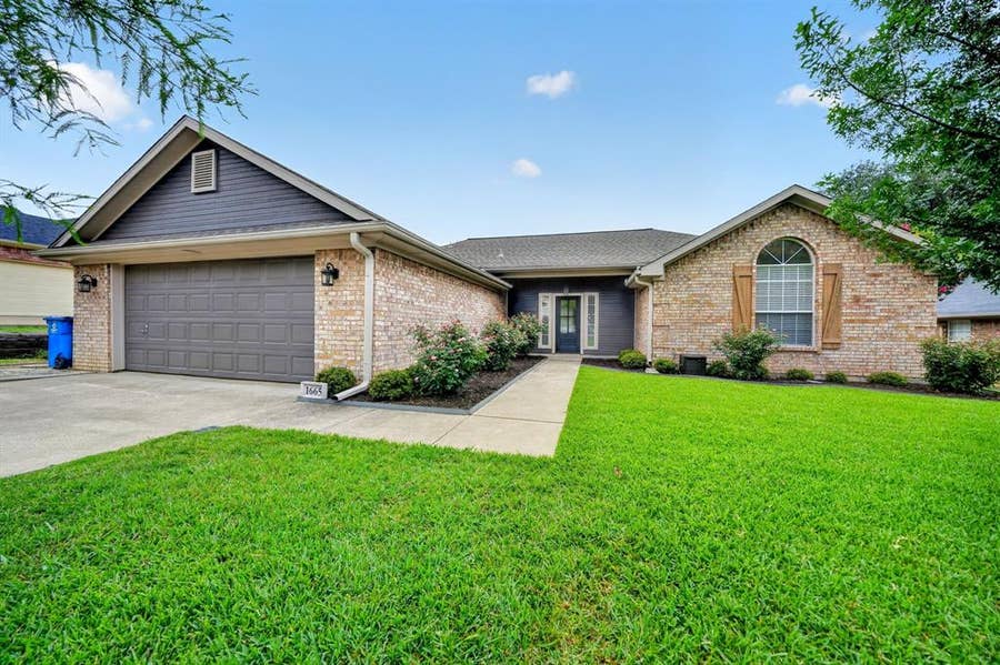 Property photo for 1665 Nottingham Drive, Kaufman, TX