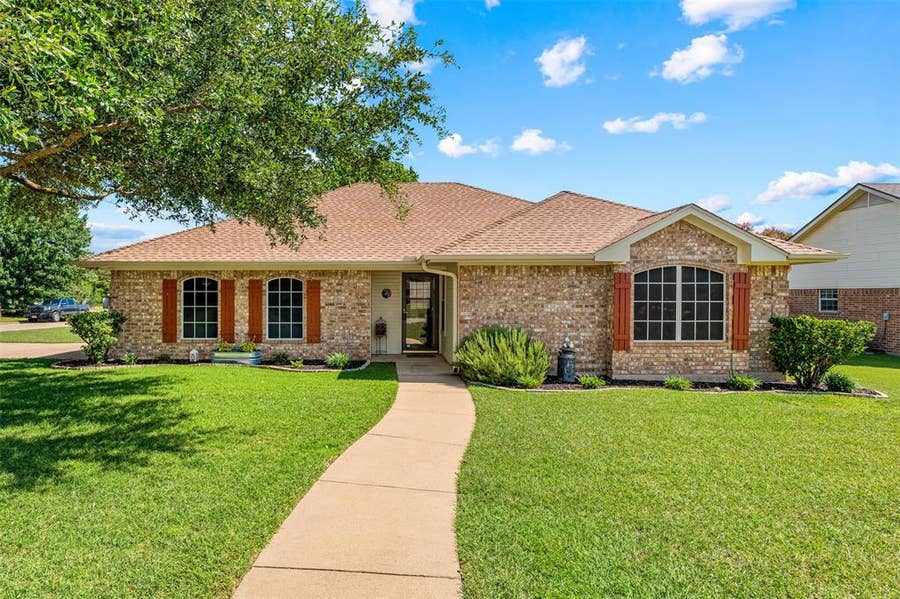 Property photo for 205 Onyx Drive, Hewitt, TX