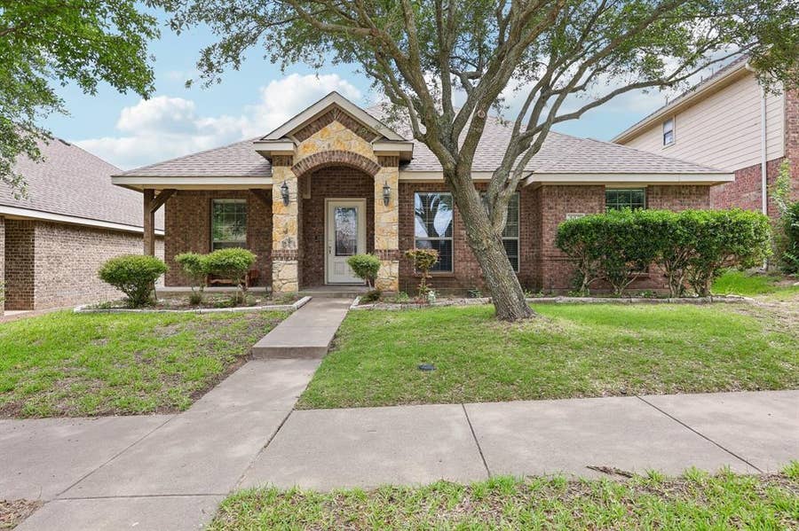 Property photo for 117 Brook Hollow Lane, Red Oak, TX