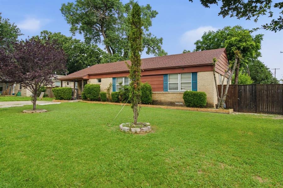 Property photo for 605 W 8th Street, Irving, TX