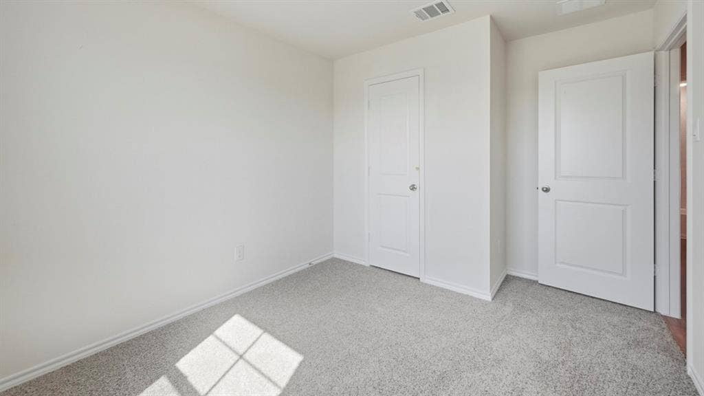 5032 Shumard Drive, Lindale, TX 75771 Neutral tone wall finishes complemented by light gray carpeting