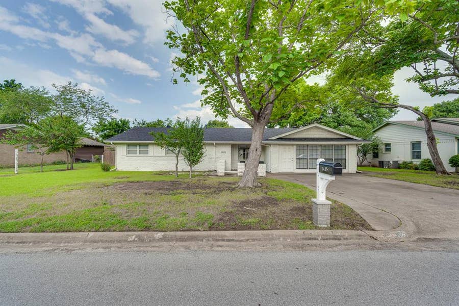Property photo for 1425 Ridgecrest Drive, Midlothian, TX